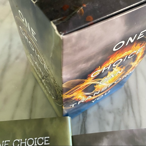 Veronica Roth’s book collection - Picture 2 of 13